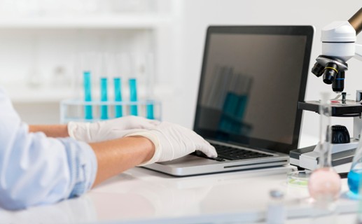 ¿Cada cuánto debe realizarse el mantenimiento preventivo en un cromatógrafo HPLC?